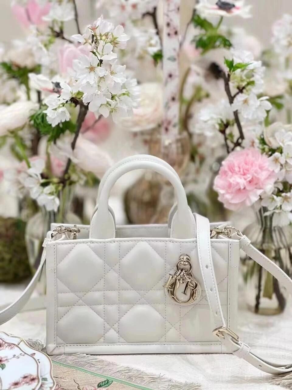 Shebag super replica Dior Mini tote bag white and black review(August 2025 updated)-Best Quality Fake designer Bag Review, Replica designer bag ru Shebag super replica Dior Mini tote bag white and black review(August 2025 updated)-Best Quality Fake designer Bag Review, Replica designer bag ru