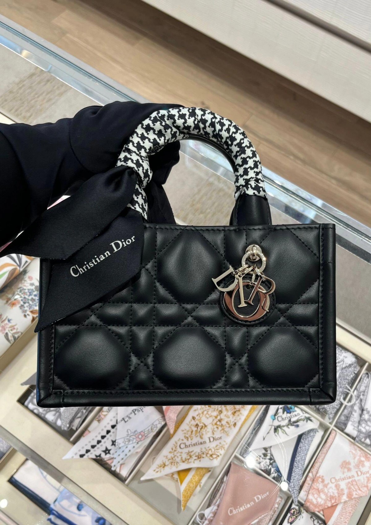 Shebag super replica Dior Mini tote bag white and black review(August 2025 updated)-Best Quality Fake designer Bag Review, Replica designer bag ru Shebag super replica Dior Mini tote bag white and black review(August 2025 updated)-Best Quality Fake designer Bag Review, Replica designer bag ru