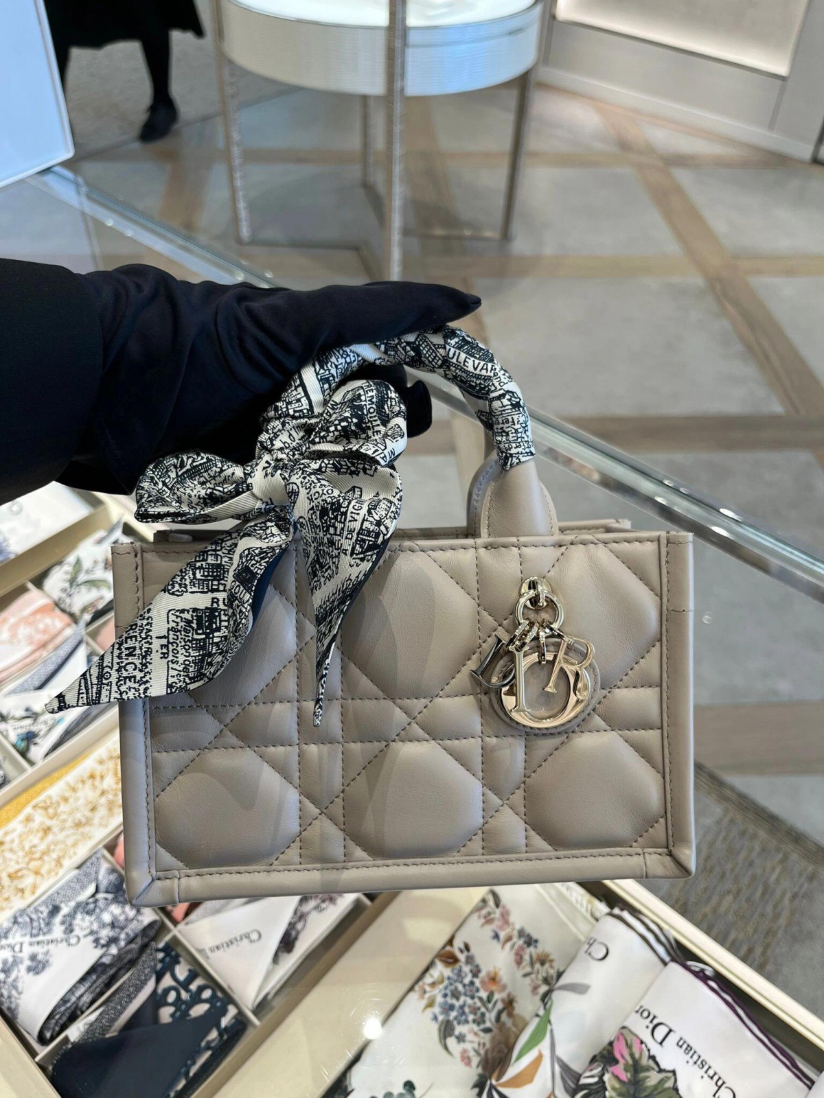 Shebag super replica Dior Mini tote bag white and black review(August 2025 updated)-Best Quality Fake designer Bag Review, Replica designer bag ru Shebag super replica Dior Mini tote bag white and black review(August 2025 updated)-Best Quality Fake designer Bag Review, Replica designer bag ru
