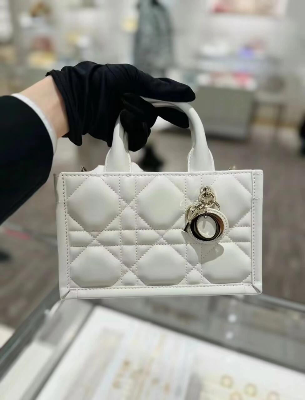 Shebag super replica Dior Mini tote bag white and black review(August 2025 updated)-Best Quality Fake designer Bag Review, Replica designer bag ru Shebag super replica Dior Mini tote bag white and black review(August 2025 updated)-Best Quality Fake designer Bag Review, Replica designer bag ru