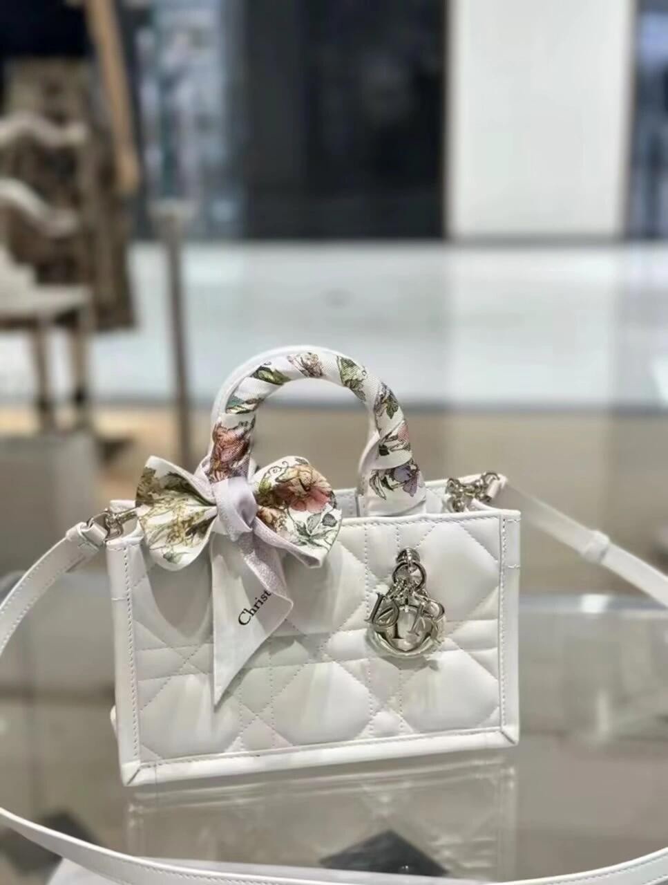 Shebag super replica Dior Mini tote bag white and black review(August 2025 updated)-Best Quality Fake designer Bag Review, Replica designer bag ru Shebag super replica Dior Mini tote bag white and black review(August 2025 updated)-Best Quality Fake designer Bag Review, Replica designer bag ru