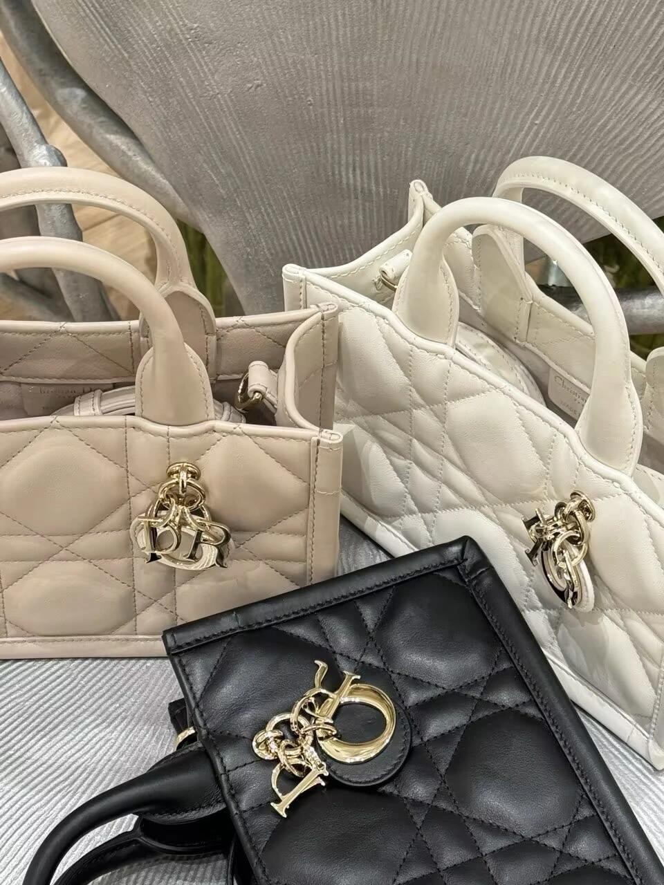 Shebag super replica Dior Mini tote bag white and black review(August 2025 updated)-Best Quality Fake designer Bag Review, Replica designer bag ru Shebag super replica Dior Mini tote bag white and black review(August 2025 updated)-Best Quality Fake designer Bag Review, Replica designer bag ru