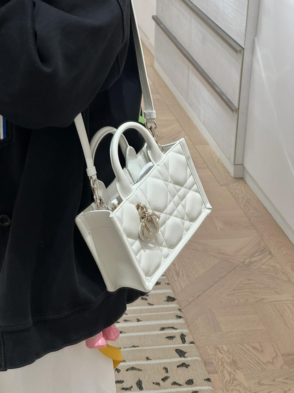 Shebag super replica Dior Mini tote bag white and black review(August 2025 updated)-Best Quality Fake designer Bag Review, Replica designer bag ru Shebag super replica Dior Mini tote bag white and black review(August 2025 updated)-Best Quality Fake designer Bag Review, Replica designer bag ru