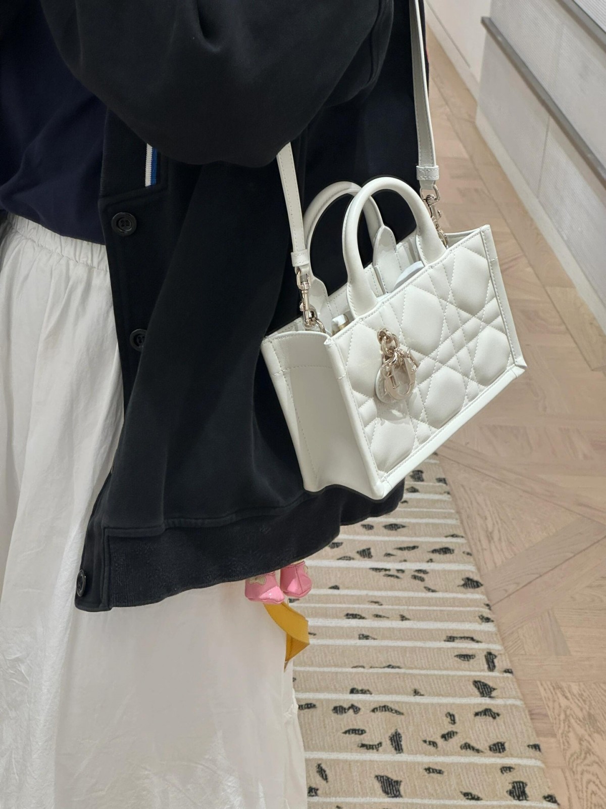 Shebag super replica Dior Mini tote bag white and black review(August 2025 updated)-Best Quality Fake designer Bag Review, Replica designer bag ru Shebag super replica Dior Mini tote bag white and black review(August 2025 updated)-Best Quality Fake designer Bag Review, Replica designer bag ru