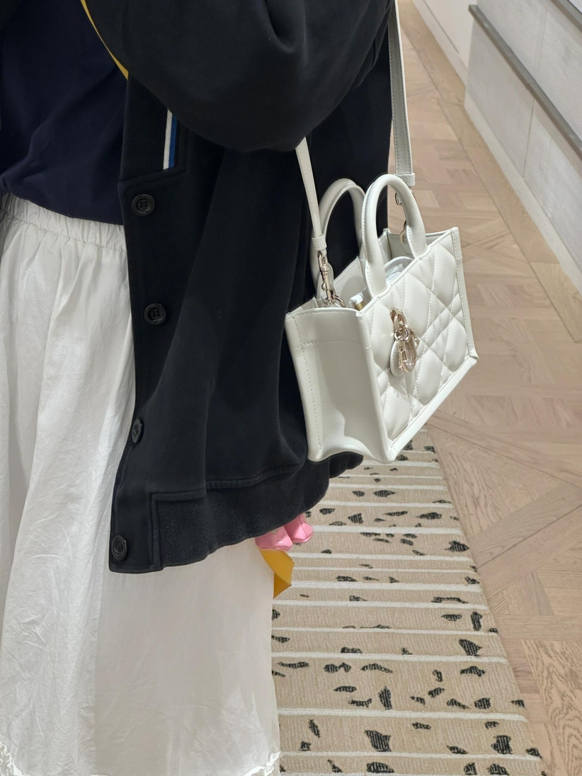 Shebag super replica Dior Mini tote bag white and black review(August 2025 updated)-Best Quality Fake designer Bag Review, Replica designer bag ru Shebag super replica Dior Mini tote bag white and black review(August 2025 updated)-Best Quality Fake designer Bag Review, Replica designer bag ru
