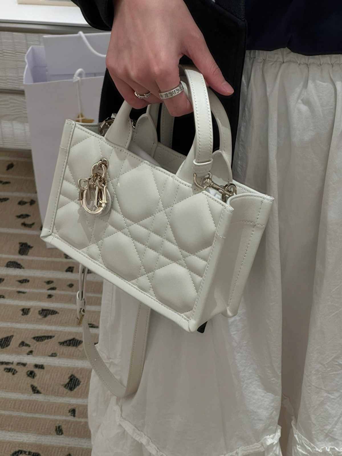 Shebag super replica Dior Mini tote bag white and black review(August 2025 updated)-Best Quality Fake designer Bag Review, Replica designer bag ru Shebag super replica Dior Mini tote bag white and black review(August 2025 updated)-Best Quality Fake designer Bag Review, Replica designer bag ru