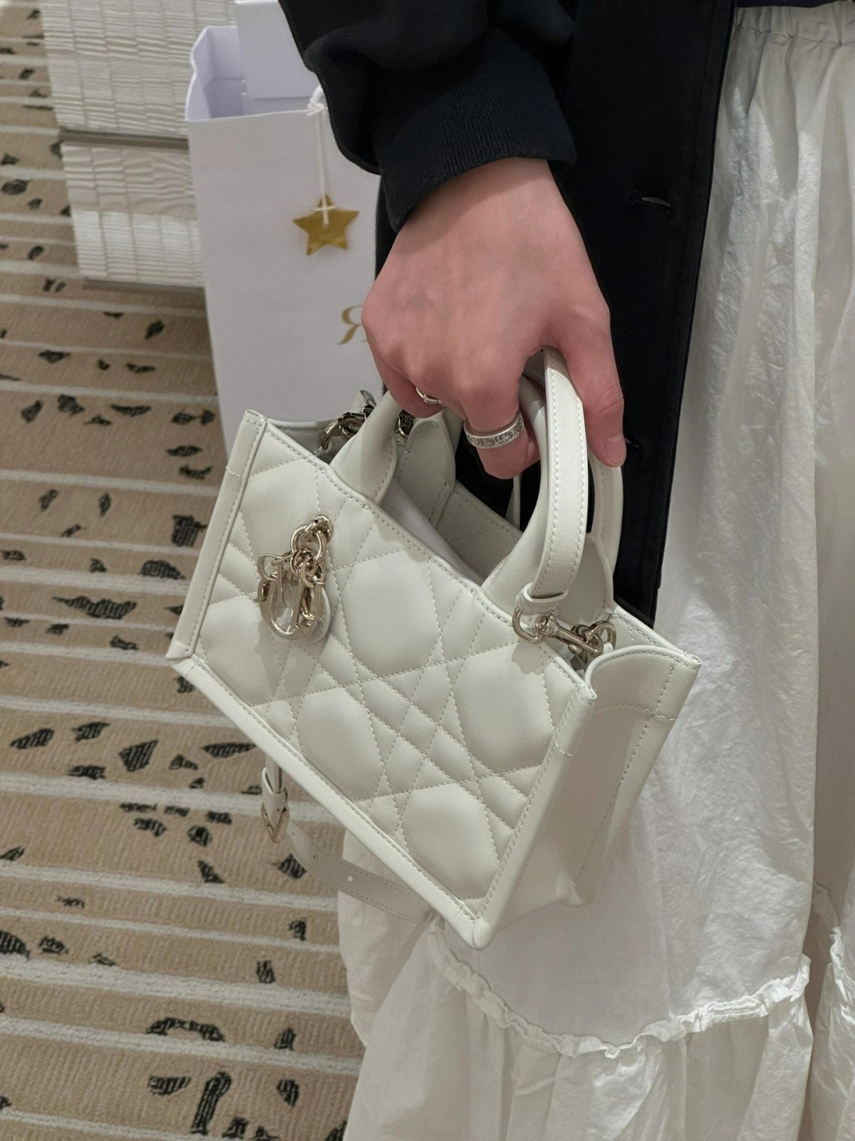 Shebag super replica Dior Mini tote bag white and black review(August 2025 updated)-Best Quality Fake designer Bag Review, Replica designer bag ru Shebag super replica Dior Mini tote bag white and black review(August 2025 updated)-Best Quality Fake designer Bag Review, Replica designer bag ru