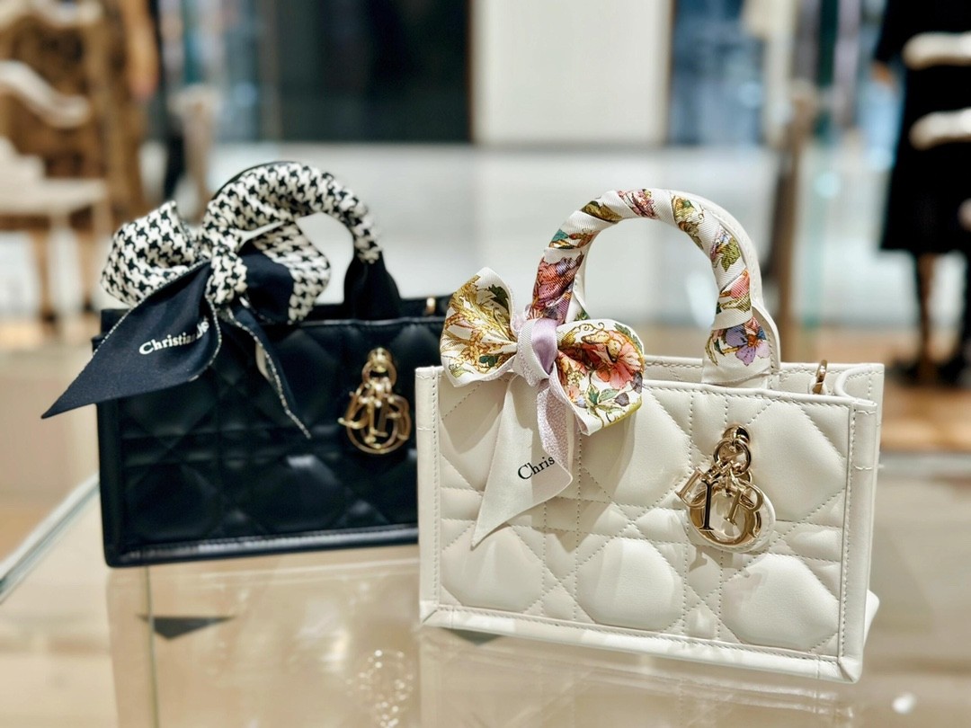 Shebag super replica Dior Mini tote bag white and black review(August 2025 updated)-Best Quality Fake designer Bag Review, Replica designer bag ru Shebag super replica Dior Mini tote bag white and black review(August 2025 updated)-Best Quality Fake designer Bag Review, Replica designer bag ru