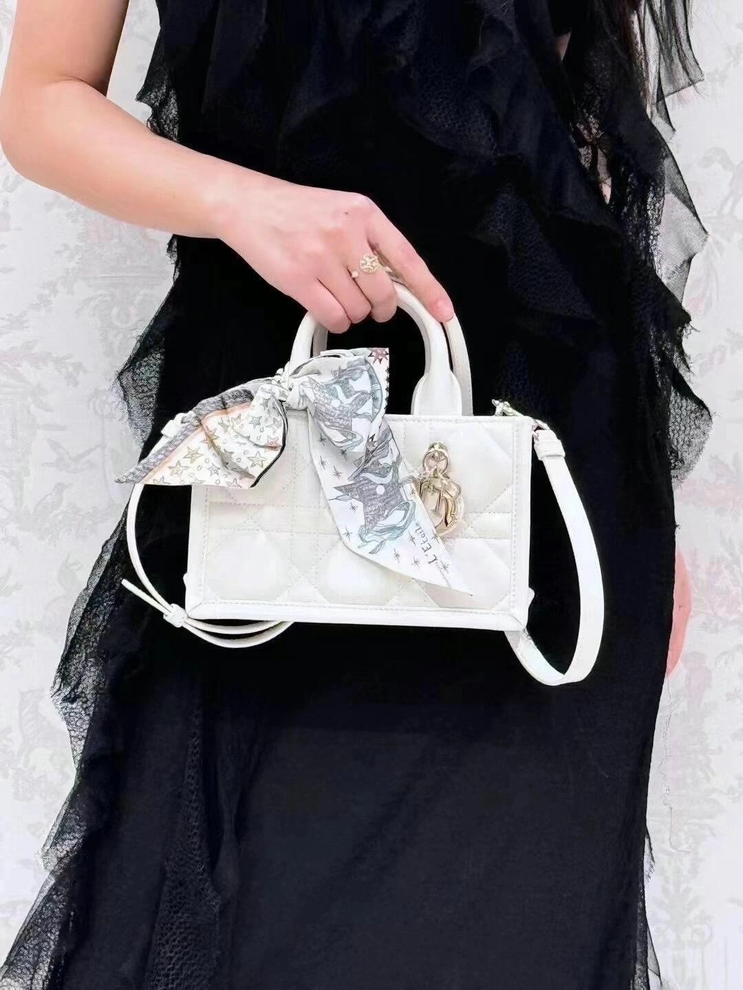 Shebag super replica Dior Mini tote bag white and black review(August 2025 updated)-Best Quality Fake designer Bag Review, Replica designer bag ru Shebag super replica Dior Mini tote bag white and black review(August 2025 updated)-Best Quality Fake designer Bag Review, Replica designer bag ru