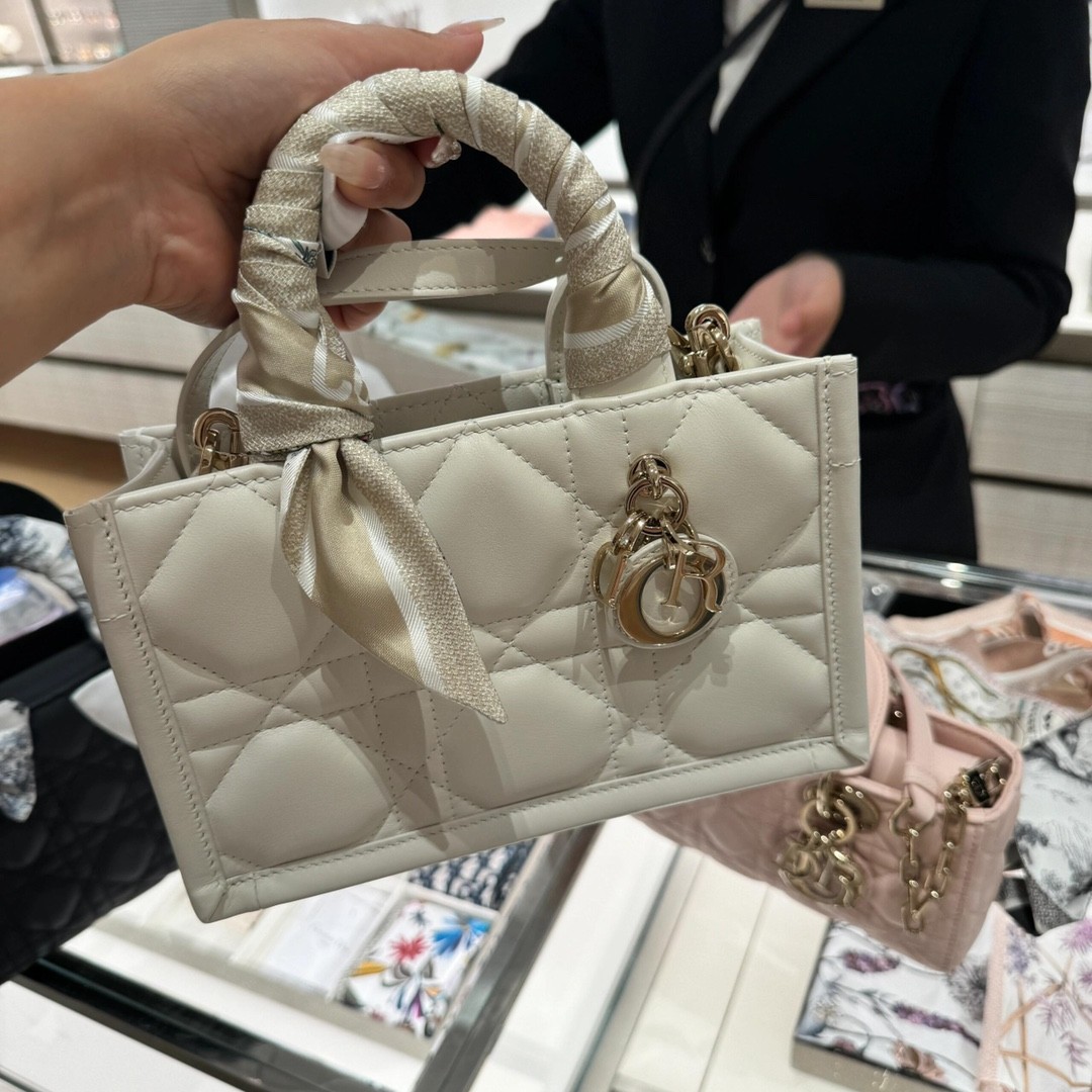 Shebag super replica Dior Mini tote bag white and black review(August 2025 updated)-Best Quality Fake designer Bag Review, Replica designer bag ru Shebag super replica Dior Mini tote bag white and black review(August 2025 updated)-Best Quality Fake designer Bag Review, Replica designer bag ru