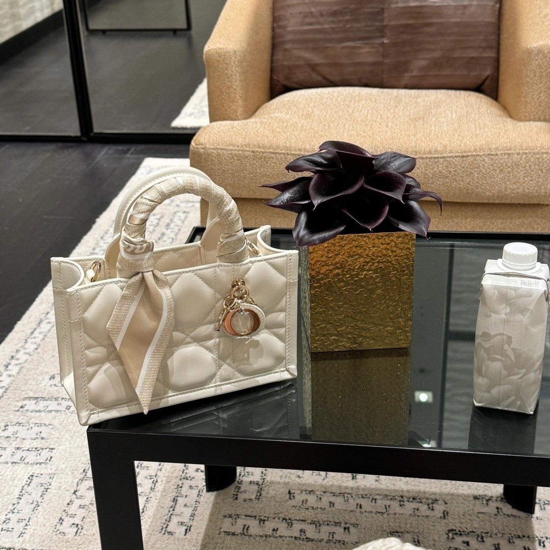 Shebag super replica Dior Mini tote bag white and black review(August 2025 updated)-Best Quality Fake designer Bag Review, Replica designer bag ru Shebag super replica Dior Mini tote bag white and black review(August 2025 updated)-Best Quality Fake designer Bag Review, Replica designer bag ru